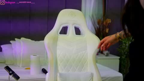 Dee online show from October 4, 2:26 pm