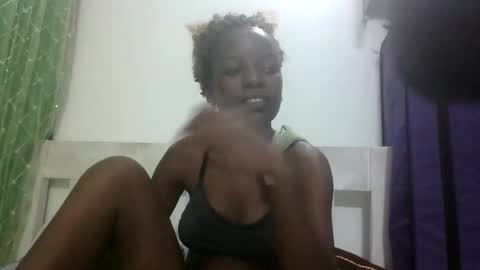 petitesweetchiq online show from October 19, 7:07 pm