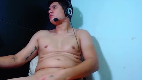 Snapshot of phoenixgnz08 chatting on February 20, 7:01 am AdnierGnz online show from February 20, 7:01 am