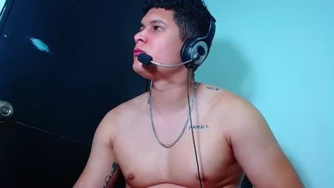 Snapshot of phoenixgnz08 chatting on February 14, 7:28 am AdnierGnz online show from February 14, 7:28 am