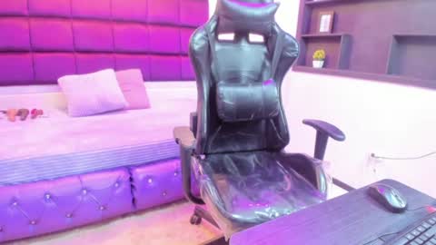 Pink Lovee  online show from July 30, 2:07 pm