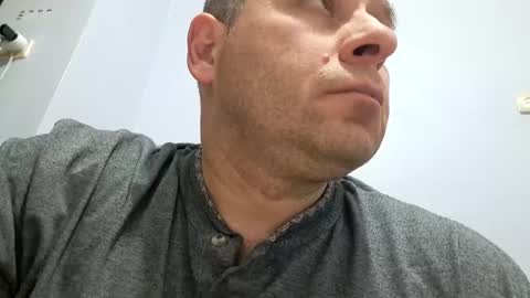 Snapshot of pixel53 chatting on January 3, 9:36 pm Gkay53 online show from January 3, 9:36 pm