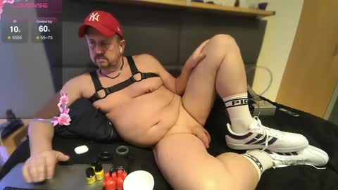 Snapshot of poppersbator73 chatting on March 9, 5:49 pm poppersbator73 online show from March 9, 5:49 pm