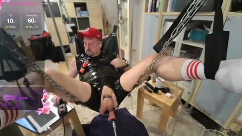 Snapshot of poppersbator73 chatting on February 21, 6:37 pm poppersbator73 online show from February 21, 6:37 pm