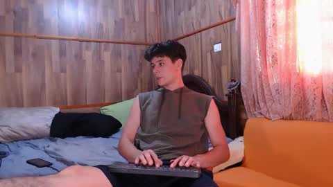 Snapshot of powertwinky chatting on December 18, 7:52 pm chris independent  online show from December 18, 7:52 pm