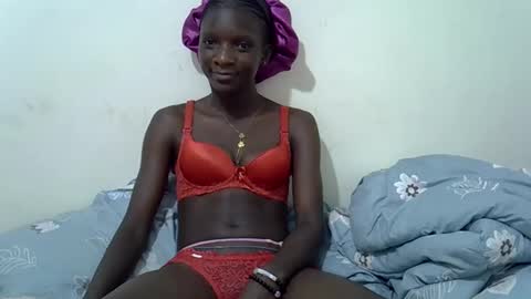 pretty_buttercup online show from April 10, 1:33 am