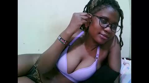 Snapshot of pretty_mellan chatting on March 12, 7:02 am pretty_mellan online show from March 12, 7:02 am