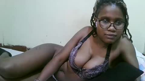 Snapshot of pretty_mellan chatting on February 17, 10:05 pm pretty_mellan online show from February 17, 10:05 pm