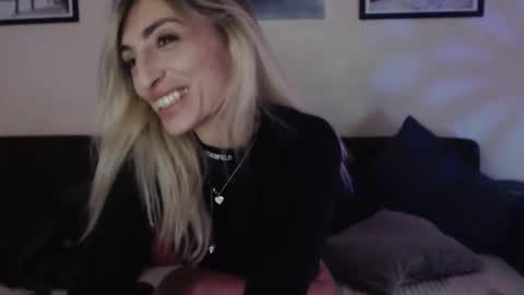 Snapshot of prettyalmaa chatting on February 25, 11:59 pm Alma online show from February 25, 11:59 pm