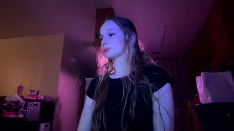 prettyypinkk3 online show from April 11, 6:18 am