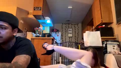 prettyypinkk3 online show from April 11, 7:45 am