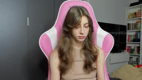 Snapshot of prettysomething chatting on October 23, 6:48 am Sophie next stream will be at Monday i will wait you guys online show from October 23, 6:48 am