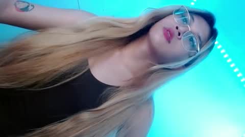 Snapshot of queena10 chatting on October 6, 2:40 am CALL ME YOUR QUEEN AIVY1 online show from October 6, 2:40 am