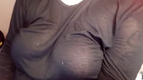 queenbea1369 online show from June 22, 10:44 am