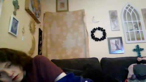 queencrimsonlvx online show from June 13, 7:13 pm
