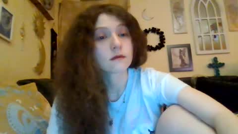 queencrimsonlvx online show from August 8, 10:36 am