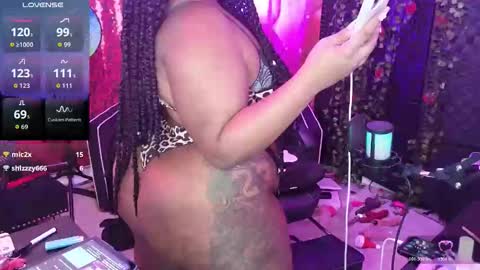 Snapshot of queencroze chatting on October 26, 5:19 am Queen Cherise Roze online show from October 26, 5:19 am