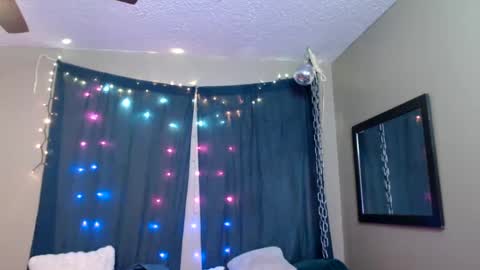    RAMONA Q   online show from January 15, 11:30 pm