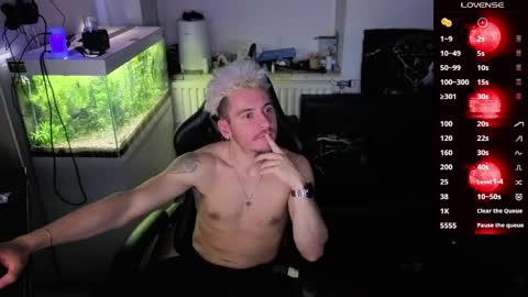 Rayzel online show from April 4, 7:10 pm