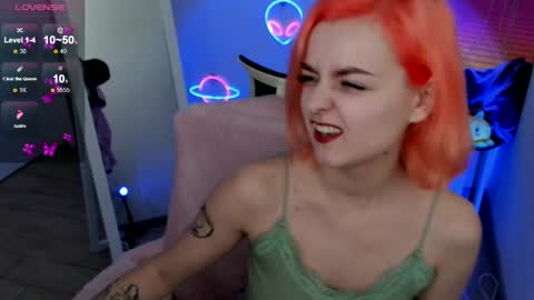 Snapshot of red_bestie_ chatting on March 6, 6:41 am Bestie online show from March 6, 6:41 am