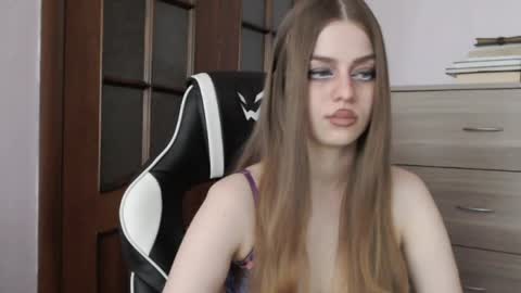 Lily online show from April 14, 2:59 am