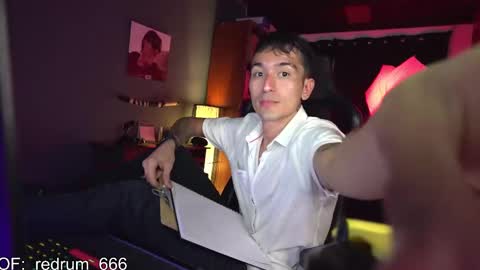 Snapshot of redrum_696 chatting on March 3, 8:43 pm Red online show from March 3, 8:43 pm