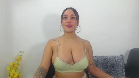 renatabrownn28 online show from March 24, 11:27 am