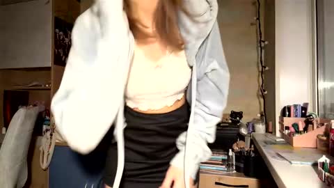 Mia online show from February 4, 2:21 pm