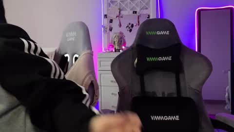   DianaBrite            fansl y online show from February 9, 12:19 pm