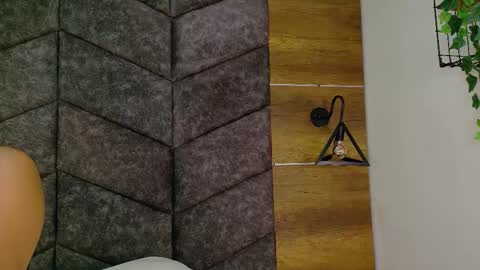 RIRI  online show from December 1, 8:07 pm