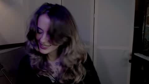 Snapshot of risha_laass chatting on December 6, 10:57 pm risha_laass online show from December 6, 10:57 pm