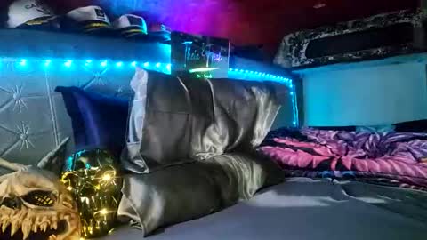 rod77knee online show from October 31, 10:48 am