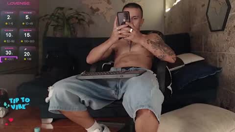 Snapshot of rogert_xx chatting on February 8, 8:52 am Rogert online show from February 8, 8:52 am