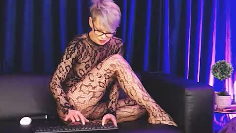 Rose online show from March 1, 7:45 am