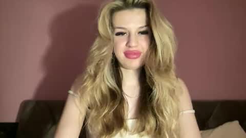Snapshot of rosaline_ly chatting on September 15, 8:10 pm Rosalina online show from September 15, 8:10 pm
