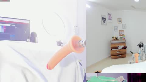 Snapshot of rosy_emely_ chatting on October 19, 9:36 am rosy_emely_ online show from October 19, 9:36 am