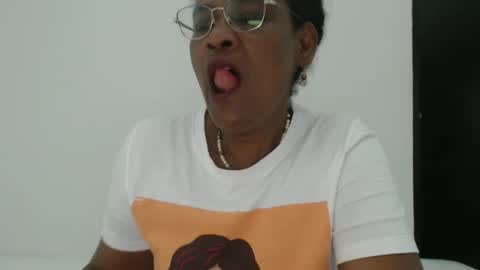 Snapshot of roushlove chatting on October 8, 2:40 am luxa online show from October 8, 2:40 am