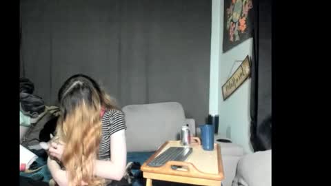 roxihazeleyes online show from March 3, 7:26 am