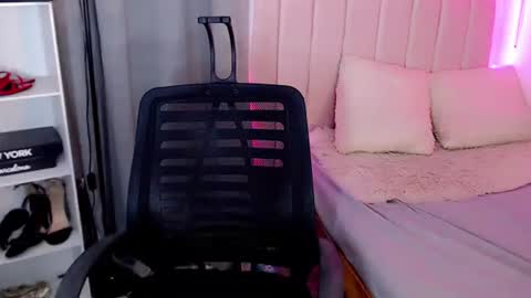 Snapshot of roxxy_blossom chatting on October 13, 4:36 am roxxy_blossom online show from October 13, 4:36 am