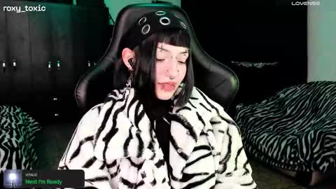 Roxy Independient model Help me to reach 50 thumbs up online show from November 13, 12:46 am