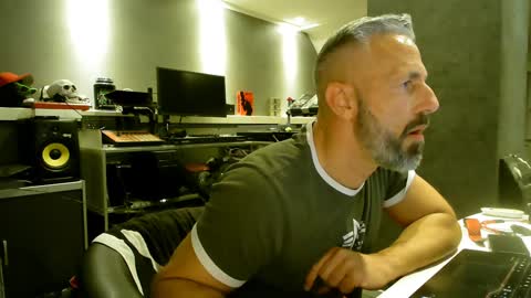 Chico que rico Caliente online show from February 7, 6:35 am