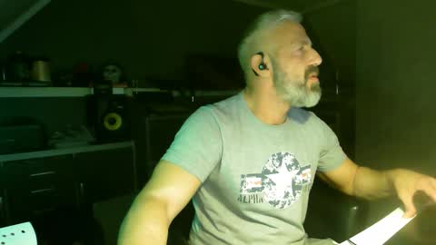 Chico que rico Caliente online show from November 2, 5:18 am