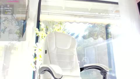 Ava online show from October 10, 11:05 am