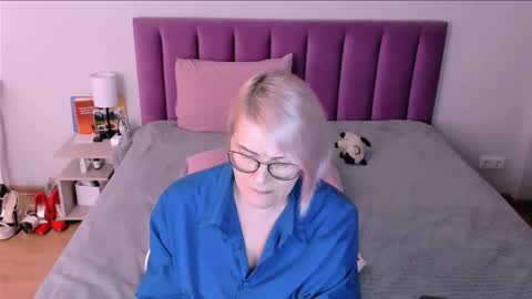 Sabrina MacMarren online show from November 29, 6:15 pm