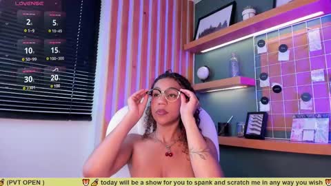 Snapshot of sade_jackson1 chatting on March 4, 1:28 pm Sophie online show from March 4, 1:28 pm