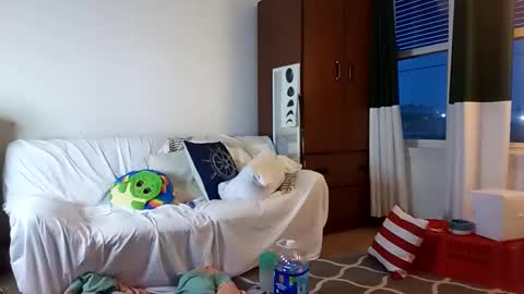 Snapshot of salis1981 chatting on February 5, 1:37 am salis1981 online show from February 5, 1:37 am