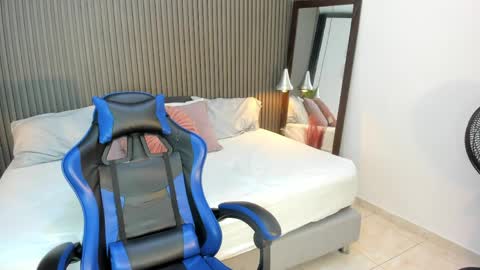 Axel online show from April 6, 2:53 am