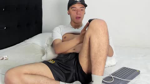 Snapshot of samuelholt chatting on January 7, 8:42 pm Samuel online show from January 7, 8:42 pm