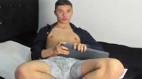 Snapshot of samuelholt chatting on October 3, 5:10 pm Samuel online show from October 3, 5:10 pm