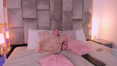 Snapshot of sara_madrid_ chatting on September 12, 2:08 pm online show from September 12, 2:08 pm